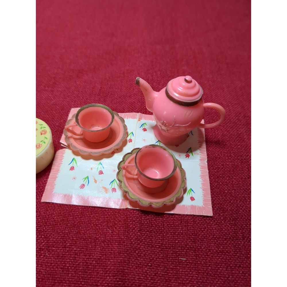 VINTAGE 1965 Dolly Darlings Hat Box Series Cathy Goes To a Party -Tea Set & Cake - Picture 3 of 3